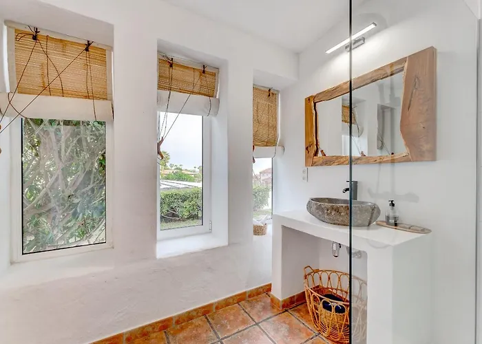 Charming With Private And Heated Pool