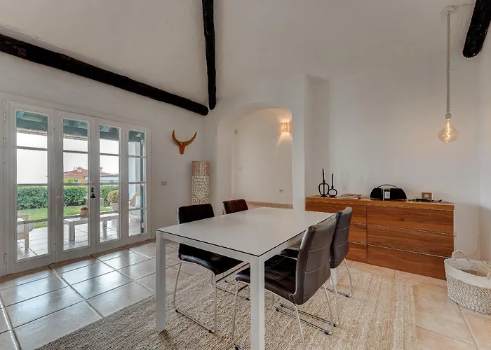 Charming With Private And Heated Pool *