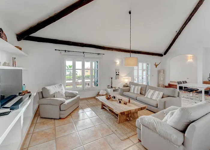 וילה Charming With Private And Heated Pool