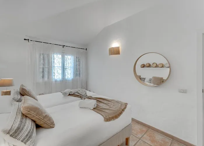 Charming With Private And Heated Pool فيلة