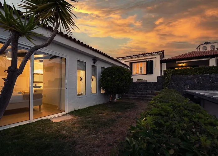 فيلة Charming With Private And Heated Pool أذيخي