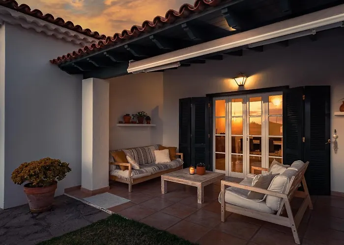 Charming With Private And Heated Pool أذيخي