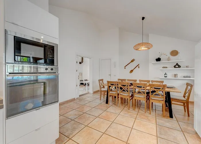 فيلة Charming With Private And Heated Pool *