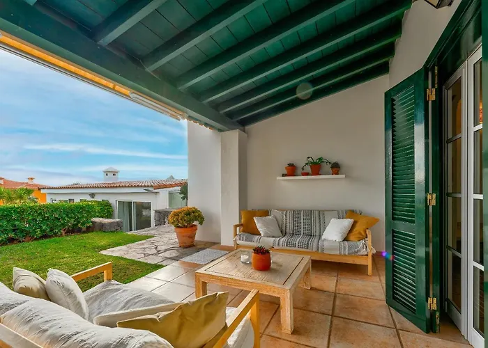 Charming With Private And Heated Pool فيلة أذيخي