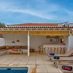Vila Charming With Private And Heated Pool