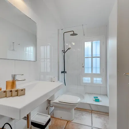 Charming With Private And Heated Pool * 아데제