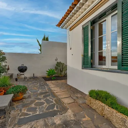 Charming With Private And Heated Pool 아데제