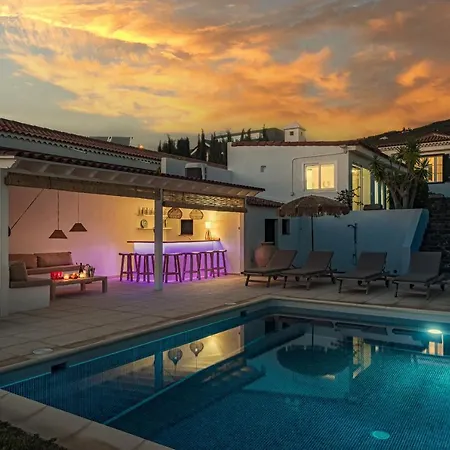 Charming With Private And Heated Pool * 아데제