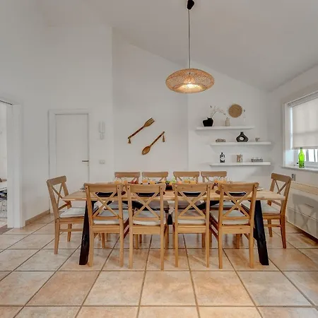 Charming With Private And Heated Pool 아데제