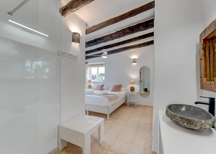 Charming With Private And Heated Pool