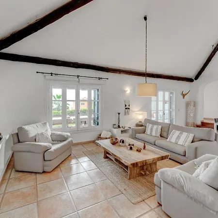 Вилла Charming With Private And Heated Pool