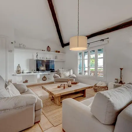 Вилла Charming With Private And Heated Pool