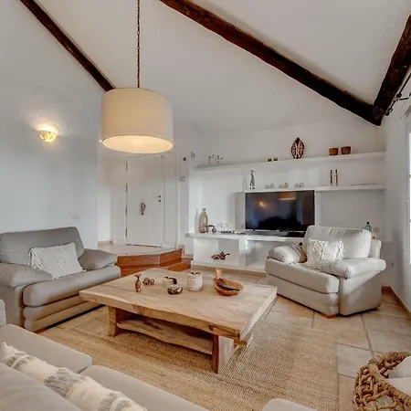 Charming With Private And Heated Pool Адехе