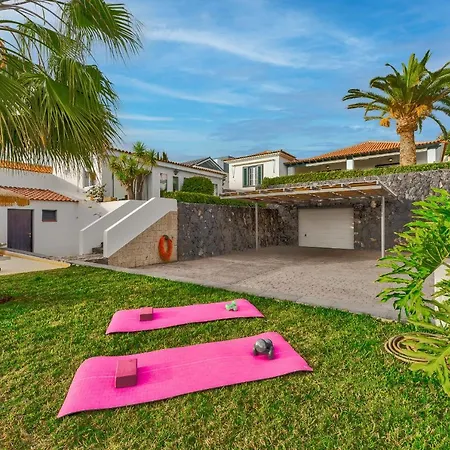 Charming With Private And Heated Pool Адехе